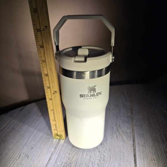 Stanley Cream IceFlow Flip Straw Tumbler Mug 20oz.  - Picture 3 of 11